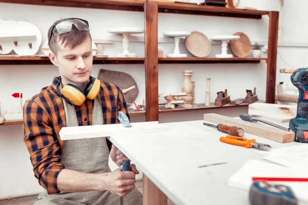 De timmerman van de mens op het werk in huis of workshop. Handwerk ervaring — Stockfoto