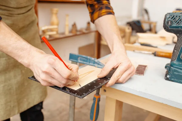 Mannelijke timmerman houten leeg met de lijnen meten en maken — Stockfoto