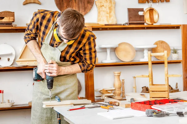 Adam marangoz ev ya da atölye iş başında. El sanatları deneyimi 