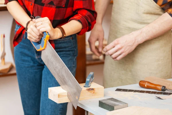 A man and a woman work together and have a good time in the carp — Stock Photo, Image