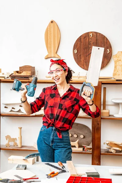 Woman with a drill screwdriver working in the workshop Studio al — Stock Photo, Image
