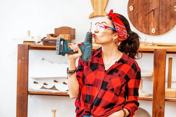 Mujer con destornillador de taladro trabajando en el taller Studio al — Foto de Stock