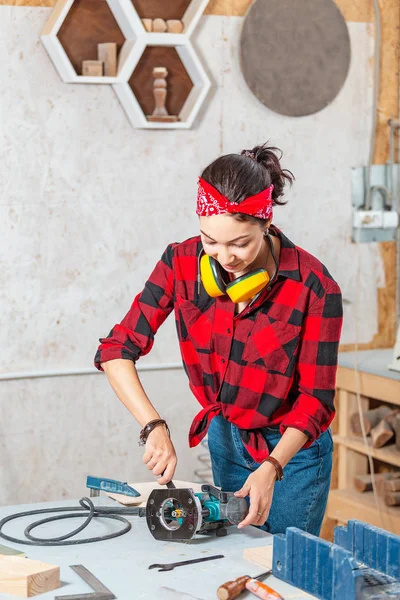 Contractor woman working with jigsaw tool in professional carpen — Stock Photo, Image