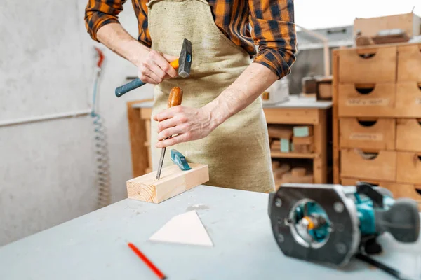 Man timmerman werken met een hamer en beitel, close-up op zijn — Stockfoto