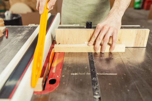 Mannelijke ambachtsman werken met geautomatiseerde zaag machine in een fabriek of — Stockfoto