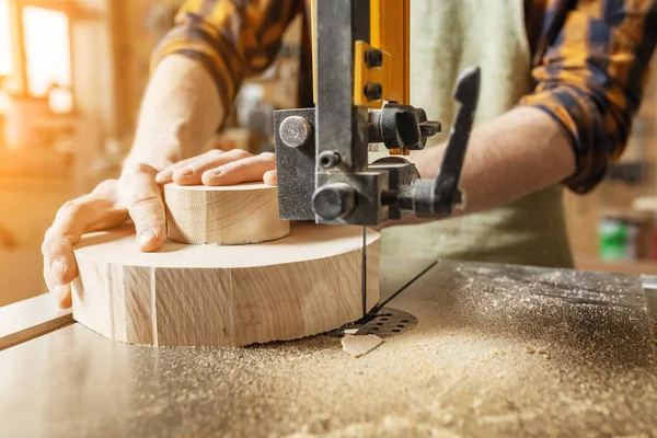 Close-up van de handen van een man aan het werk op een machine met een woode — Stockfoto