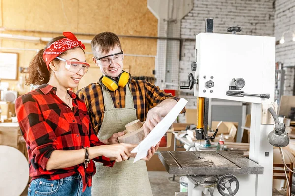 Man and woman colleagues look at the blueprints on the paper in — Stock Photo, Image