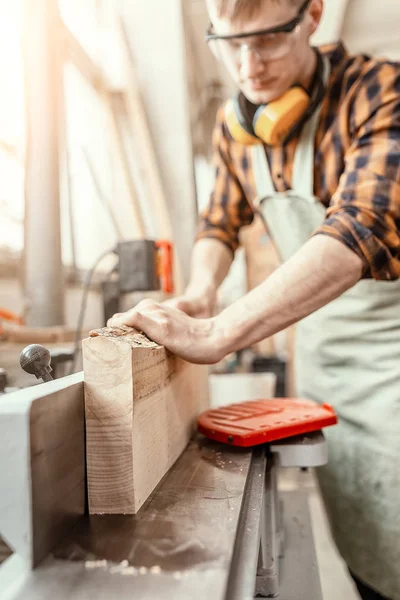 Man timmerman werken met houten werkstukken op de bouw — Stockfoto