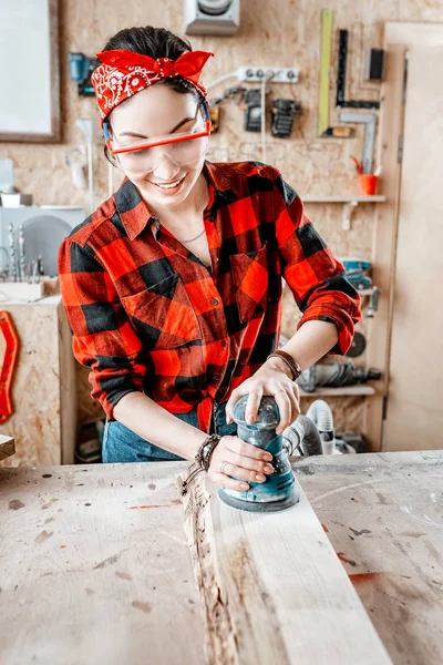 Chica asiática puliendo madera en taller de carpintería. Eq profesional — Foto de Stock