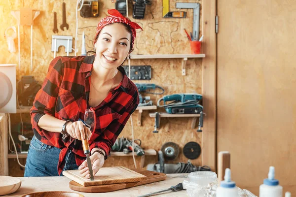 Mujer asiática artesana crea productos de madera para la venta en su tienda — Foto de Stock