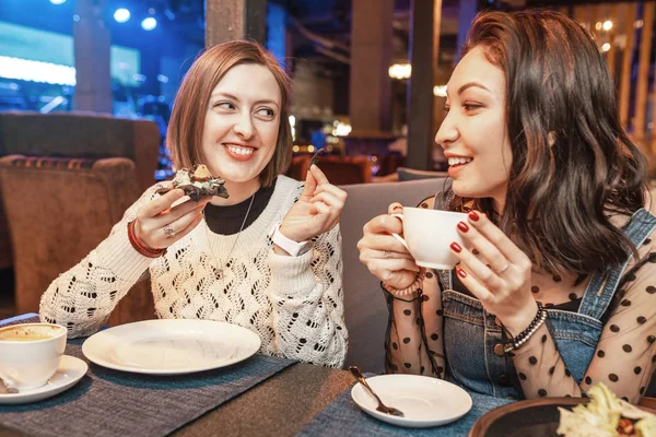 Kamarádky si povídají v restauraci. Jíst občerstvení s kávou — Stock fotografie