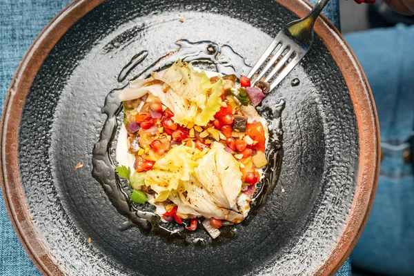 Restoranda koyu bir tabakta taze gurme salatası. Haute mutfağı kavramı — Stok fotoğraf