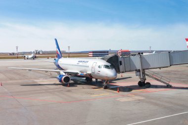 02 Mayıs 2019, Ufa, Rusya: Havaalanında park halindeki Aeroflot logolu Ssj uçağı