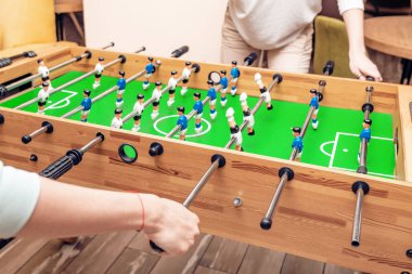 Arkadaşlar kızlar bir mola ve masa futbolu oynamak ve eğlenmek