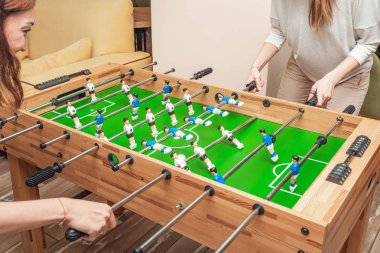 Arkadaşlar kızlar bir mola ve masa futbolu oynamak ve eğlenmek