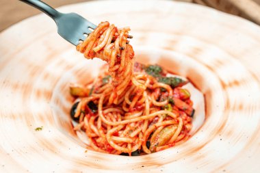 Bir tabakta otlar ile İtalyan lezzetli makarna