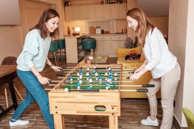 Arkadaşlar kızlar bir mola ve masa futbolu oynamak ve eğlenmek