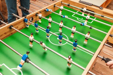 Arkadaşlar kızlar bir mola ve masa futbolu oynamak ve eğlenmek