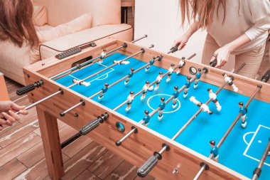 Arkadaşlar kızlar bir mola ve masa futbolu oynamak ve eğlenmek