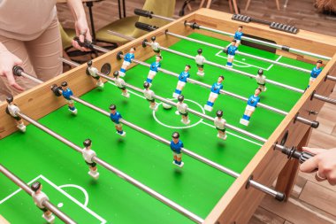 Arkadaşlar kızlar bir mola ve masa futbolu oynamak ve eğlenmek