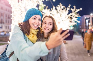Mutlu arkadaşlar şehirde selfie çekiyor