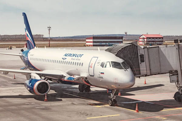 02 mayo 2019, Ufa, Rusia: Avión Ssj con logo Aeroflot estacionado en el aeropuerto — Foto de Stock