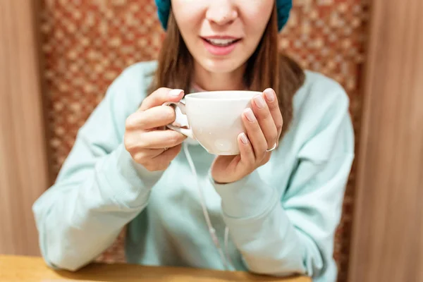 Feliz mulher asiática bebendo chá no café — Fotografia de Stock