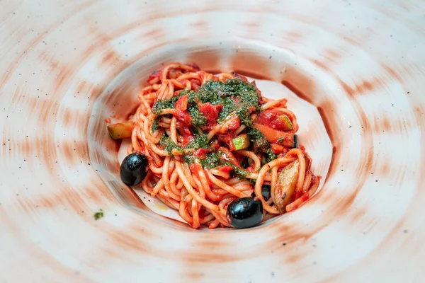 Bir tabakta otlar ile İtalyan lezzetli makarna — Stok fotoğraf