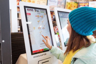 03 Mayıs 2019, Moskova, Rusya: Fastfood restoranı Burger King'de elektronik dokunmatik ekran terminal menüsünde kadın yemek siparişi verdi