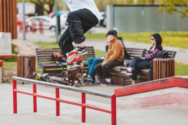 03 Mayıs 2019, Moskova, Rusya: Gençler ve yetişkinler eğleniyor ve özel bir parkta kaykay alabın