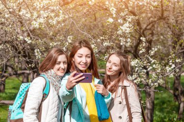 Bahar parkı, kardeşlik kavramı selfie fotoğraf yapma üç genç güzel kız