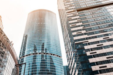 Gökdelenler ve İş Ofisi 'nin pencereleri. Gayrimenkul ve modern şehir kavramı