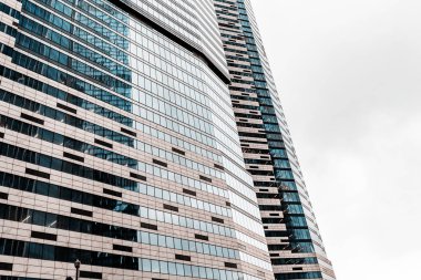 Gökdelenler ve İş Ofisi 'nin pencereleri. Gayrimenkul ve modern şehir kavramı