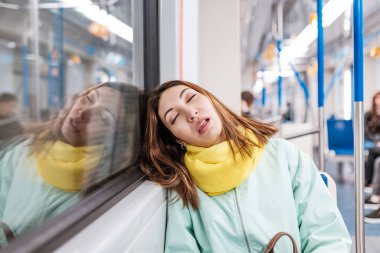 Uykusuzluk çeken kız uyur ya da metroda uyurken yorgun lar işten eve gider.