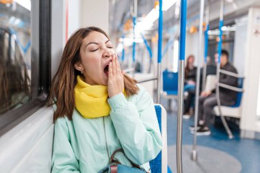 Uykusuzluk çeken kız uyur ya da metroda uyurken yorgun lar işten eve gider.