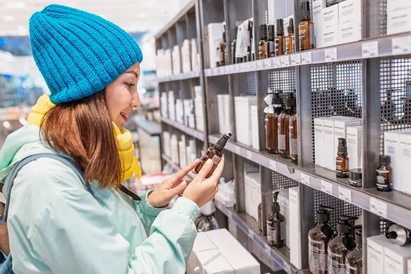 03 May 2019, Moscow, Russia: Woman Elija productos cosméticos en una tienda — Foto de Stock