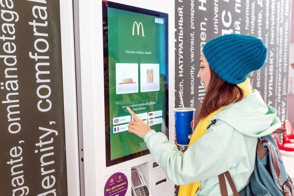 03 Mayo 2019, Moscú, Rusia: mujer pide comida en el menú terminal de pantalla táctil electrónica en el restaurante de comida rápida Burger King —  Fotos de Stock
