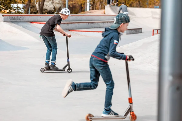 03 할 수있다 2019, 모스크바, 러시아: 아이들은 경사로에 스케이트 파크에서 스쿠터를 타고 몇 가지 트릭을하고 — 스톡 사진