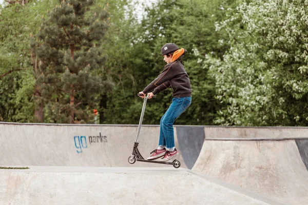 03 mei 2019, Moskou, Rusland: kinderen rijden scooters in een skatepark op hellingen en het doen van een aantal trucs — Stockfoto