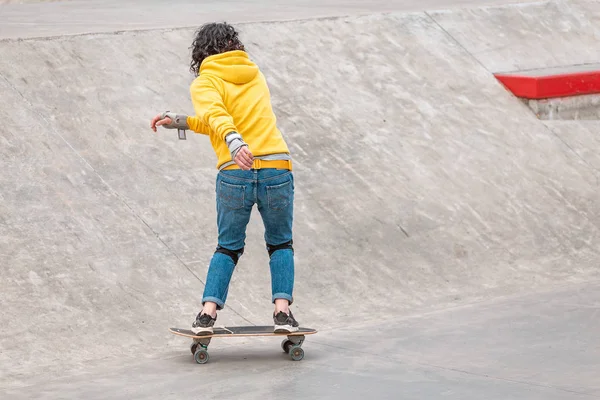 소녀 데 재미 하기 트릭 과 스케이트 보드 에 a 전문 공원 — 스톡 사진