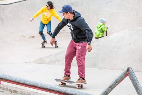 03 mei 2019, Moskou, Rusland: jonge mensen tieners en volwassenen hebben plezier en rijden een skateboard in een speciaal Park — Stockfoto