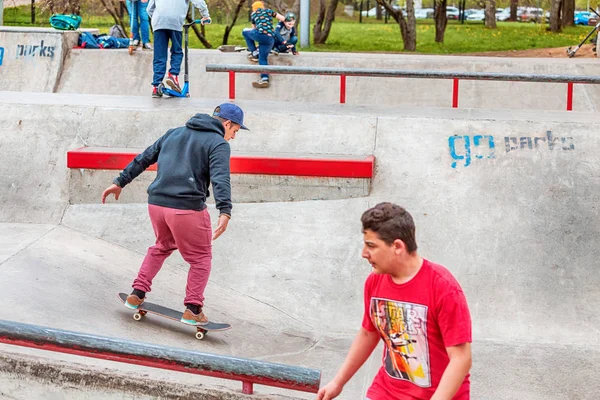 03 mei 2019, Moskou, Rusland: jonge mensen tieners en volwassenen hebben plezier en rijden een skateboard in een speciaal Park — Stockfoto