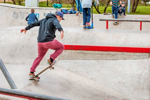03 2019년 5월, 러시아 모스크바: 청소년과 어른들이 특별한 공원에서 스케이트보드를 타고 즐거운 시간을 보세요. — 스톡 사진