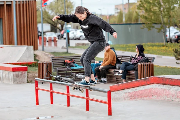 03 mei 2019, Moskou, Rusland: meisje met plezier het doen van trucs en skateboarden in een gespecialiseerd Park — Stockfoto