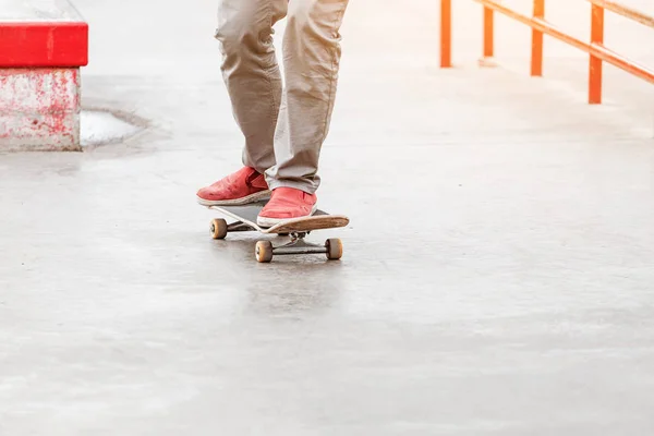極端なスケートボードのトリックやスタントのクローズアップビュー — ストック写真