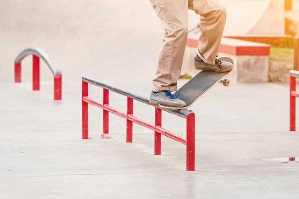 Vista de perto de truques de skate extremos e acrobacias — Fotografia de Stock