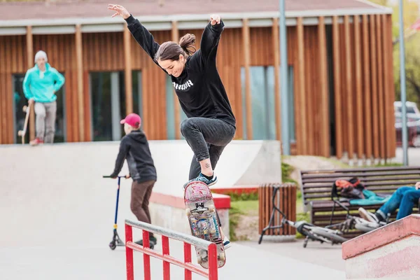 03 mei 2019, Moskou, Rusland: jonge mensen tieners en volwassenen hebben plezier en rijden een skateboard in een speciaal Park — Stockfoto