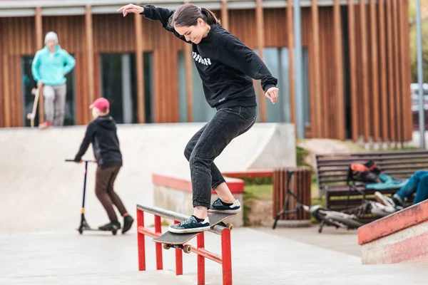 03 mei 2019, Moskou, Rusland: jonge mensen tieners en volwassenen hebben plezier en rijden een skateboard in een speciaal Park — Stockfoto