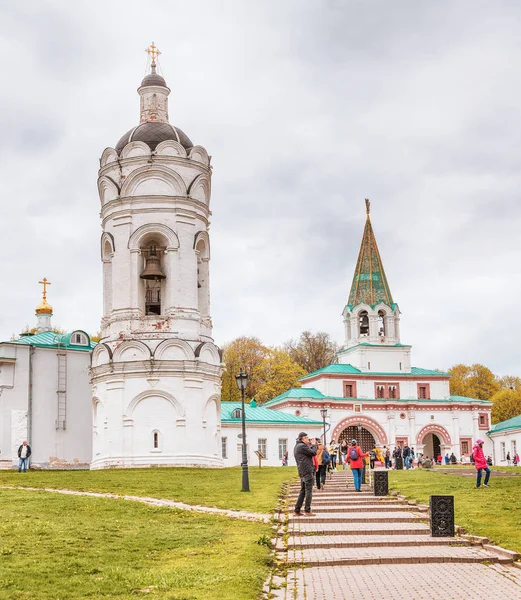 03 mai 2019, Moscou, Russie : Des touristes visitent un monument populaire - Réserve naturelle et église de Kolomenskoye — Photo