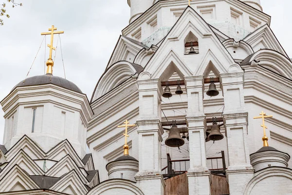03 мая 2019, Москва, Россия: Туристы популярная достопримечательность Коломенского храма подробно — стоковое фото